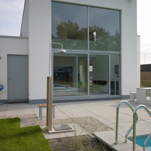 Application image for Strakke tuin met tegel als zwembadrand