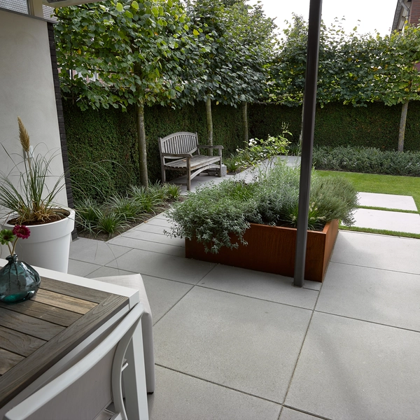 Application image for Tuin met beton terrastegels en cortenstaal planters