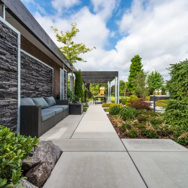 Application image for Strak en design terras badend in groene sfeer 