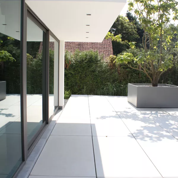 Application image for Industriële look-and-feel van terras en inkom van residentiële woning